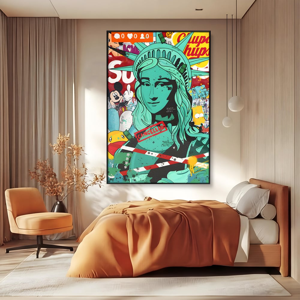 Tablou canvas cu tablou canvas cu statuia libertatii in stil grafitti, in rama de aluminiu negru, pe perete intr-un dormitor